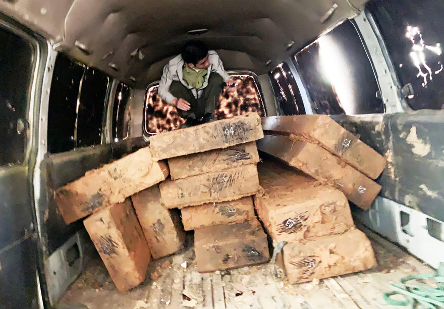 Kiểm lâm kiểm đếm số gỗ trên xe khách