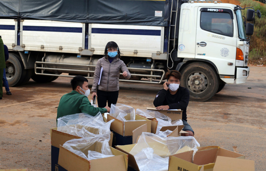 Hai thanh niên trốn trong thùng xe tải để vào Đà Lạt