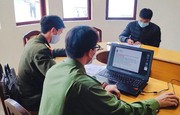 L.V.Đ ký biên bản vi phạm. Ảnh: Công an Lâm Đồng