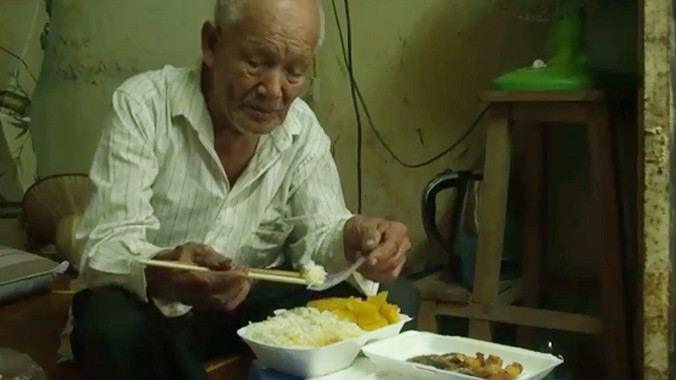  Cụ già cô đơn sống kham khổ dù có nhiều tiền