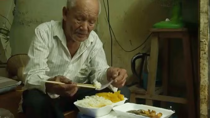  Cụ già cô đơn sống kham khổ dù có nhiều tiền