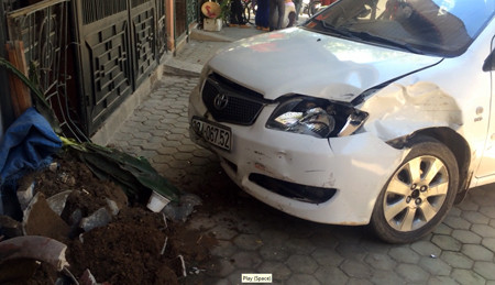 Chiếc xe phi lên vỉa hè, tông thẳng vào cửa sắt của một hộ dân