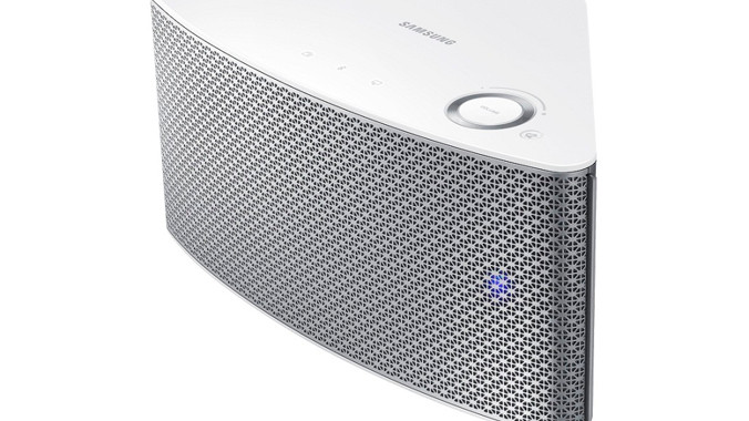 Ra mắt loa cong đầu tiên trên thế giới