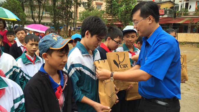 Bí thư T.Ư Đoàn Lê Quốc Phong trao quà Trung thu cho các em nhỏ tại Sa pa. ảnh: Anh Quân