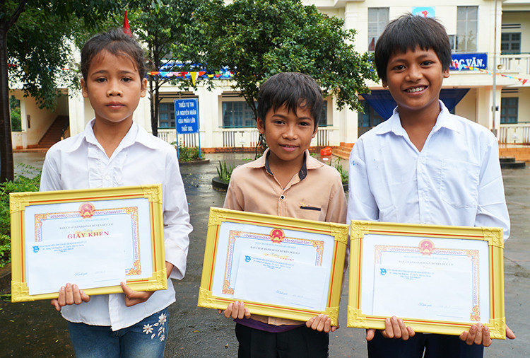 Túy (từ trái), Khang và Thứ nhận bằng khen sáng 7/9. Ảnh: Trần Hóa. 