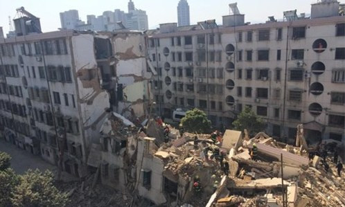 Sập chung cư cao tầng, nhiều người bị vùi lấp