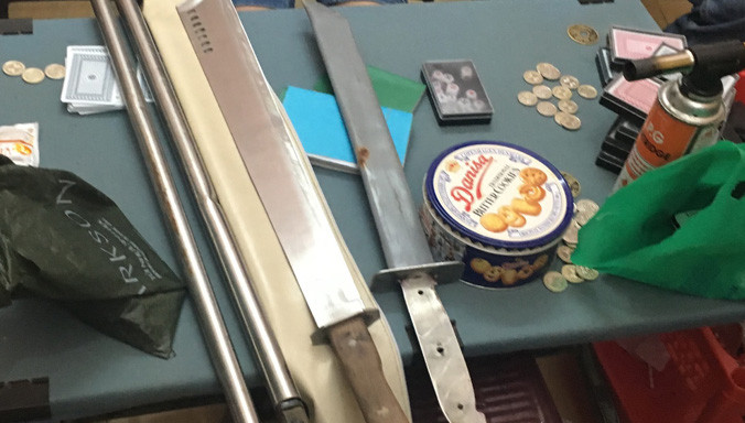 Số hung khí mà công an thu giữ tại sòng bạc.