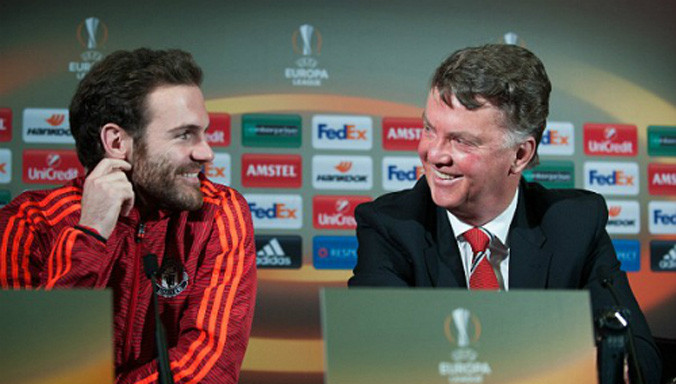 Van Gaal và Mata trong buổi họp báo trước trận lượt về ở Europa League. Ảnh:Hodgson.