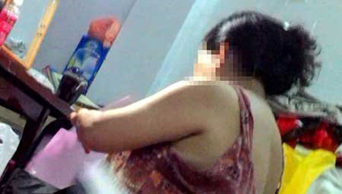 Chủ nợ V. lục tìm giấy nợ của chị Tr. kèm câu nói: “Bữa giờ chị đòi nợ thì con này tan nát rồi”. (Ảnh cắt từ clip). Ảnh: Sao Mai.