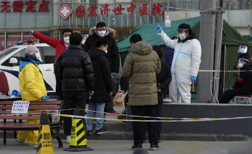 Người dân Bắc Kinh xếp hàng xét nghiệm hôm 27/12. (Ảnh: AP)