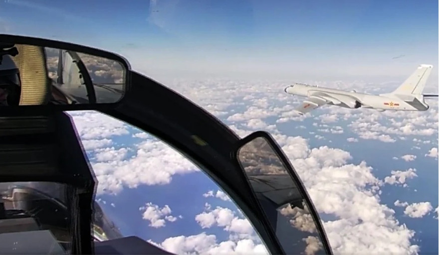 Một chiếc máy bay ném bom chiến lược H-6K của Trung Quốc nhìn từ máy bay ném bom của Nga trong cuộc tuần tra chung hôm 22/12. (Ảnh: AP)