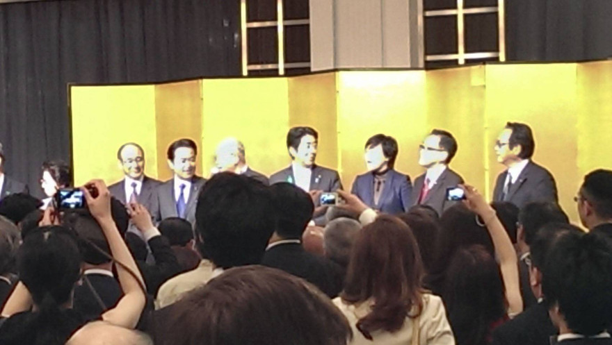 Ông Shinzo Abe tham dự một bữa tiệc tối trong một sự kiện ngắm hoa ánh đào vào tháng 4/2019. (Ảnh: Kyodo)