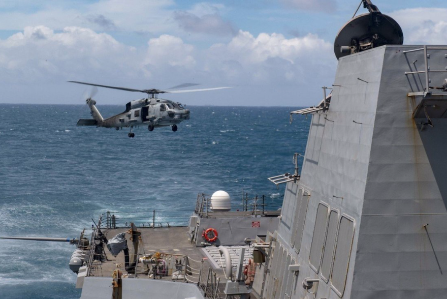 Một góc tàu USS Mustin của Mỹ. (Ảnh: US Navy)