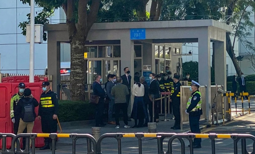 Các nhà ngoại giao phương Tây đứng ngoài tòa án ở Thâm Quyến. (Ảnh: Phoebe Zhang)