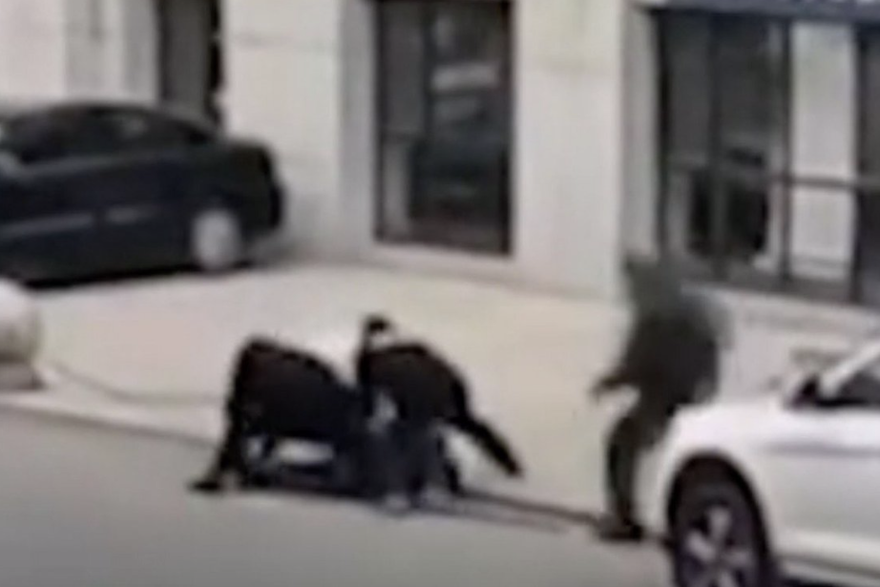 Thủ phạm bị cảnh sát khống chế dưới nền đất. (Ảnh: Weibo)