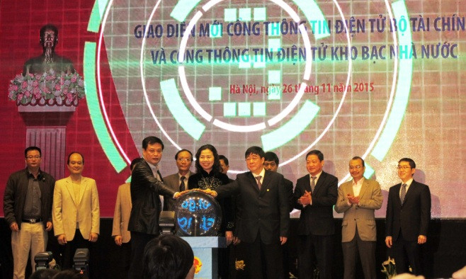 Bà Vũ Thị Mai - Thứ Trưởng bộ Tài chính, Ông Vi Quang Đạo - Tổng Giám đốc Cổng Thông tin điện tử Chính phủ, Ông Nguyễn Hồng Hà - Tổng Giám đốc Kho bạc nhà nước đã bấm nút khai trương Giao diện mới Cổng TTĐT Bộ Tài chính và Cổng TTĐT Kho bạc Nhà nước.