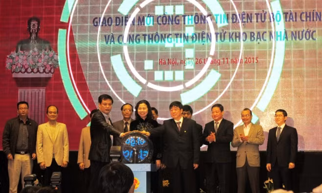 Bà Vũ Thị Mai - Thứ Trưởng bộ Tài chính, Ông Vi Quang Đạo - Tổng Giám đốc Cổng Thông tin điện tử Chính phủ, Ông Nguyễn Hồng Hà - Tổng Giám đốc Kho bạc nhà nước đã bấm nút khai trương Giao diện mới Cổng TTĐT Bộ Tài chính và Cổng TTĐT Kho bạc Nhà nước.