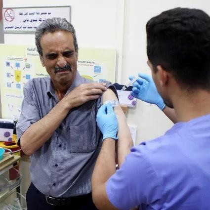 Nhiều nước nghèo mới nhận được rất ít vắc-xin để tiêm cho người dân. (Ảnh: AP)