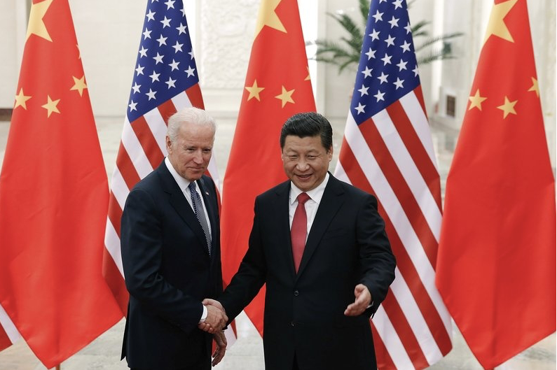 Hai ông Biden và Tập trong một cuộc gặp hồi năm 2013. (Ảnh: AP)