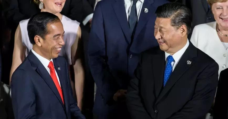 Tổng thống Indonesia Joko Widodo trong một dịp gặp Chủ tịch Trung Quốc Tập Cận Bình. (Ảnh: Reuters)