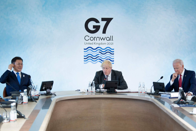 Tổng thống Hàn Quốc Moon Jae-in (trái) trong cuộc họp của các lãnh đạo G7 ở Anh cuối tuần qua. (Ảnh: Reuters)