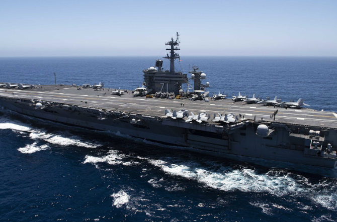 Tàu sân bay USS Theodore Roosevelt trong một chuyến đi qua Thái Bình Dương (Ảnh: US Navy)