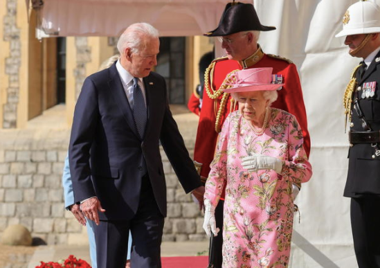 Nữ hoàng Anh cùng Tổng thống Mỹ Joe Biden và Phu nhân đi vào trong cung điện. (Ảnh: Reuters)