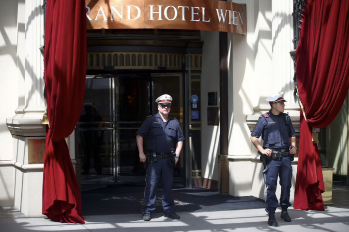 Cảnh sát đứng gác bên ngoài khách sạn là nơi diễn ra cuộc đàm phán. (Ảnh: Reuters)