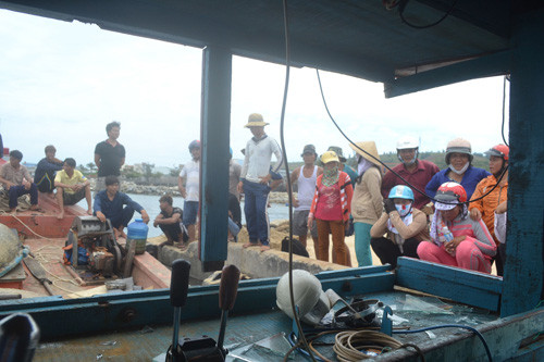 Tàu cá QNg 96146 TS bị Trung Quốc tấn công gây hư hỏng nặng 