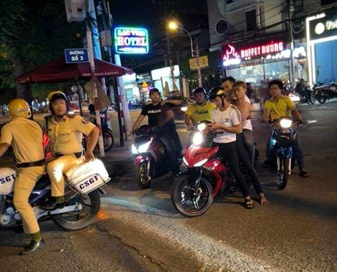 Đối tượng Danh (cởi trần) bị bắt giữ.