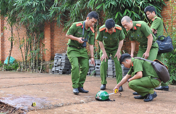 Cảnh sát khám nghiệm hiện trường nạn nhân bị tấn công