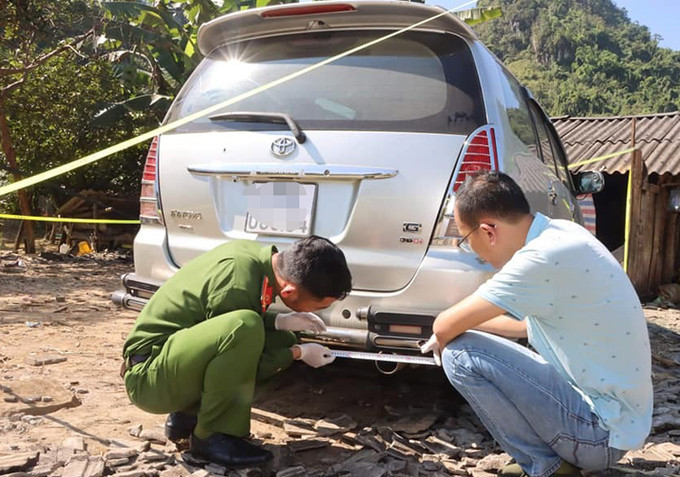 Cảnh sát khám nghiệm chiếc xe Hiến lái đâm vào cảnh sát. Ảnh: Công an cung cấp