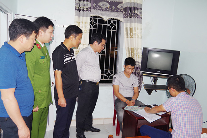 Cơ quan Công an lấy lời khai đối tượng Hiệp và tang vật vụ án