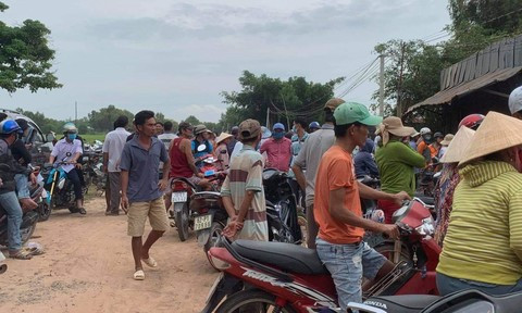 Người dân hiếu kỳ tập trung tại ngôi nhà phát hiện thi thể nạn nhân