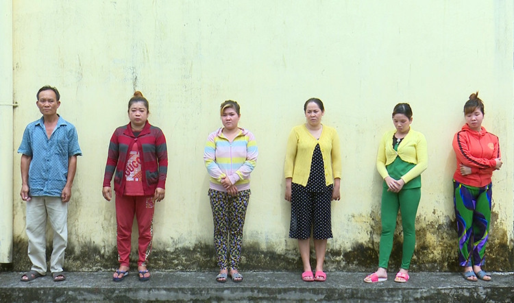 Từ trái qua: Hùng, Loan cùng các nhân viên tại cơ quan công an