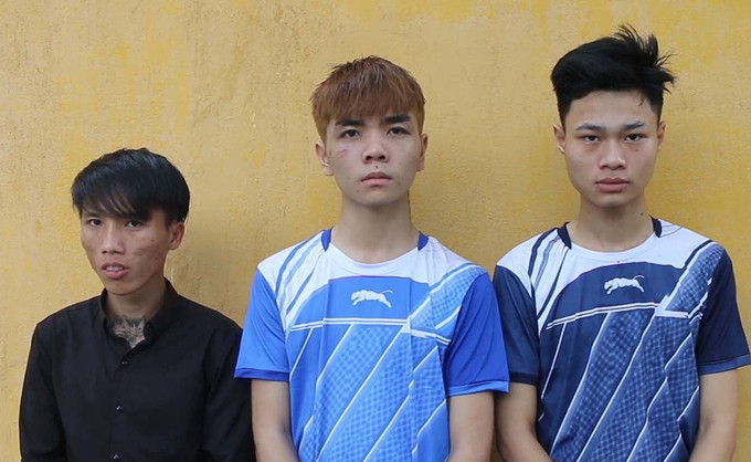 Hổ (trái) cùng hai đồng phạm tại Công an TP Đồng Xoài