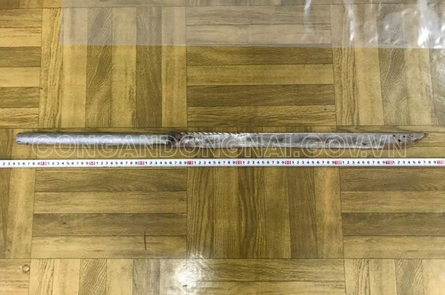 Hung khí là con dao tự chế mà các đối tượng dùng để chém anh L. bị lực lượng chức năng thu giữ. Ảnh Công an Đồng Nai