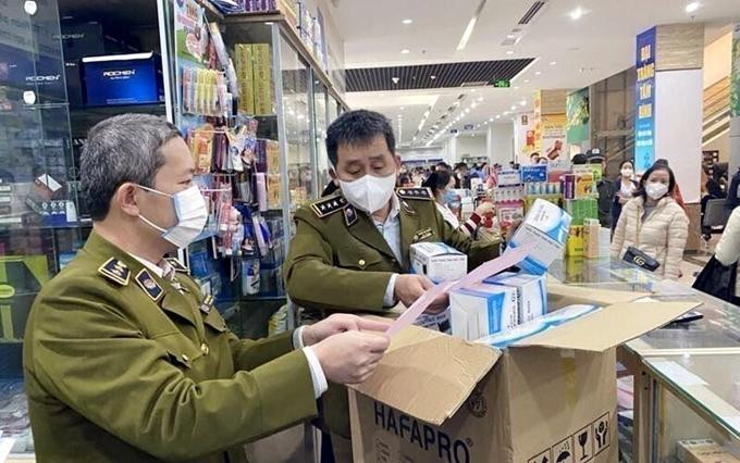 QLTT Hà Nội xử lý tình trạng găm khẩu trang đẩy giá lên cao đợt dịch COVID-19 trước. Ảnh minh họa