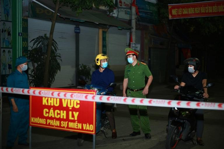 Cách ly xã hội phường Hùng Vương trong vòng 14 ngày từ 0h00' ngày 13/5. Ảnh: Trà Hương