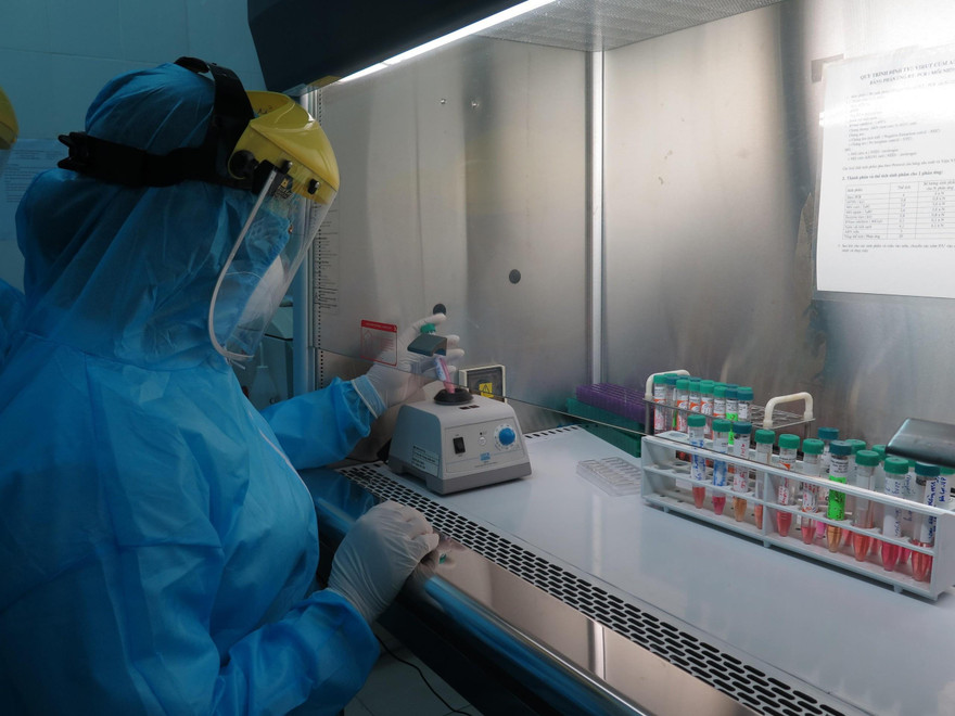 Việc lấy mẫu xét nghiệm COVID-19 tại các doanh nghiệp, Khu công nghiệp đang được tiến hành khẩn trương tại Vĩnh Phúc.