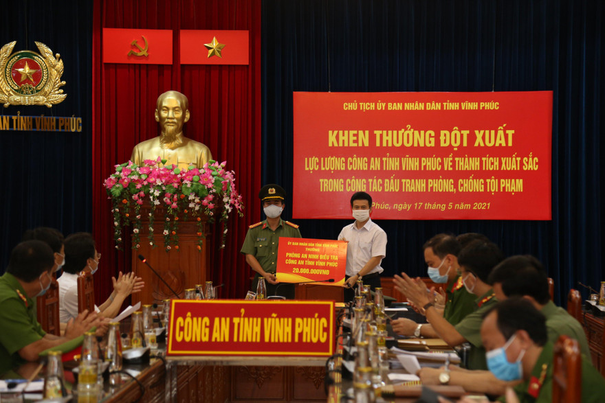 Lãnh đạo tỉnh Vĩnh Phúc khen thưởng lực lượng công an tỉnh