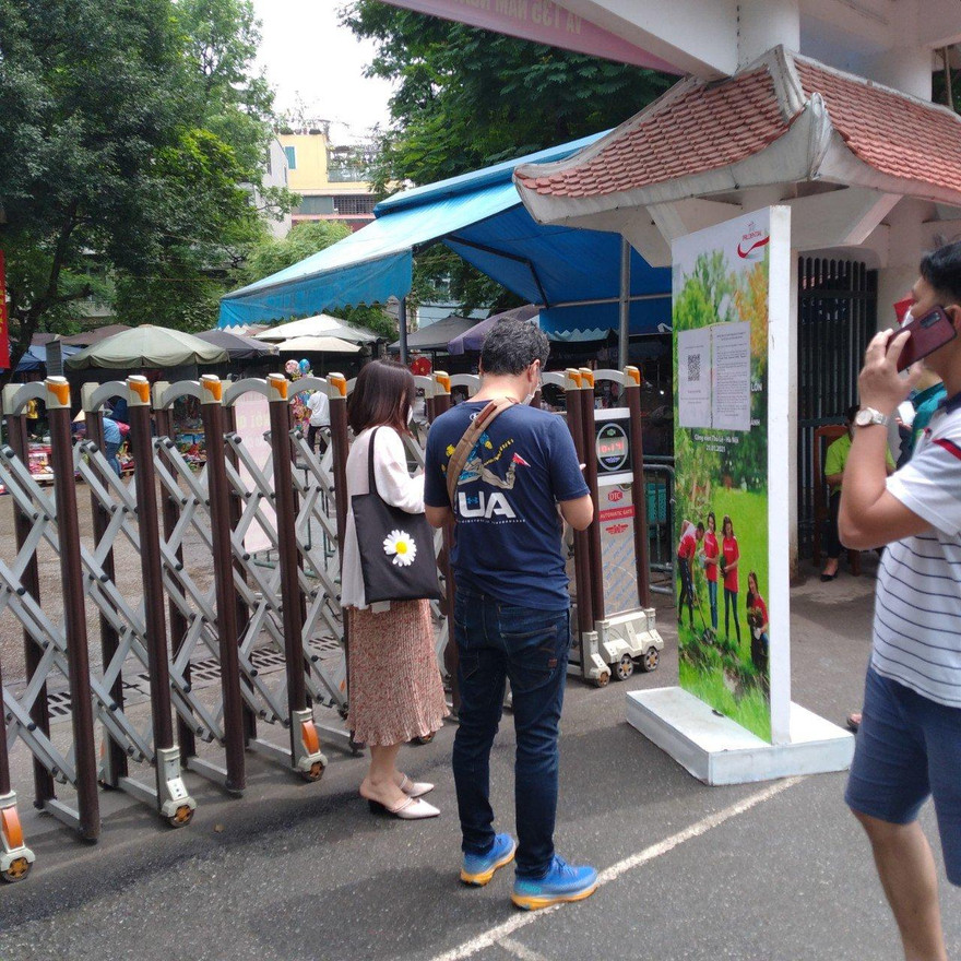 Du khách khai báo y tế trước khi vào Vườn thú Hà Nội