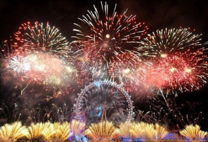 Bắn pháo hoa tại Đầm Sen.