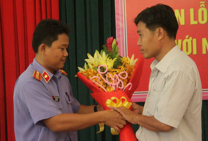 Buổi xin lỗi vì gây hàm oan người lái tàu tổ chức sáng nay 30/8. Ảnh: Tân Châu.