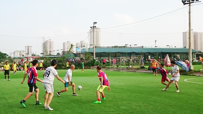 Các cầu thủ Tiền Phong tấn công