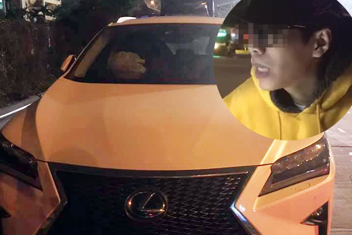 Chiếc ô tô và nam tài xế. Ảnh V.H