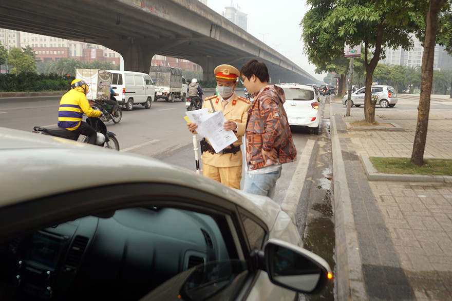 Tổ công tác nhắc nhở xử lý các trường hợp dừng đỗ xe vi phạm. Ảnh: Thanh Hà