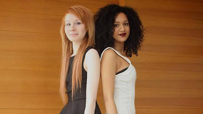 Lucy da trắng còn Maria da màu. Ảnh: Worldwide Features.