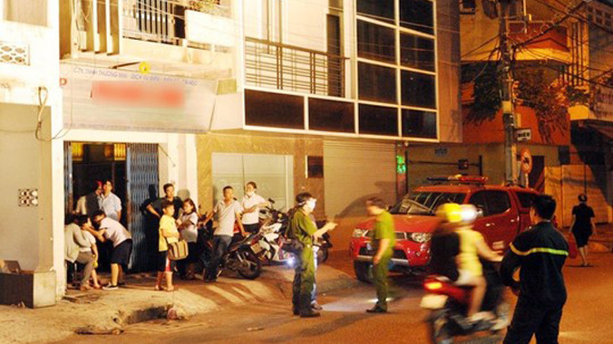 Công an khám nghiệm hiện trường vụ cháy.