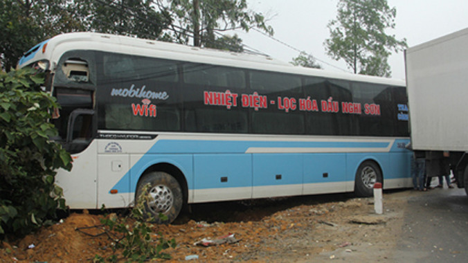 Chiếc xe khách đâm vào lùm cây bên đường.